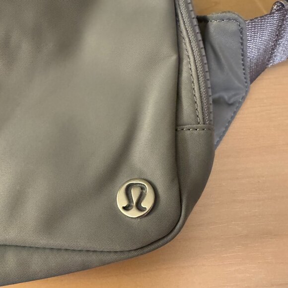 Lululemon Gray Waist Bag Lightwe Nylon Everyday On-the-Go Style - Picture 3 of 7